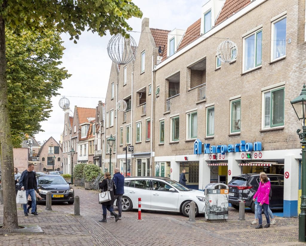 Foto van de ingang van de Karperton parkeergarage in Alkmaar