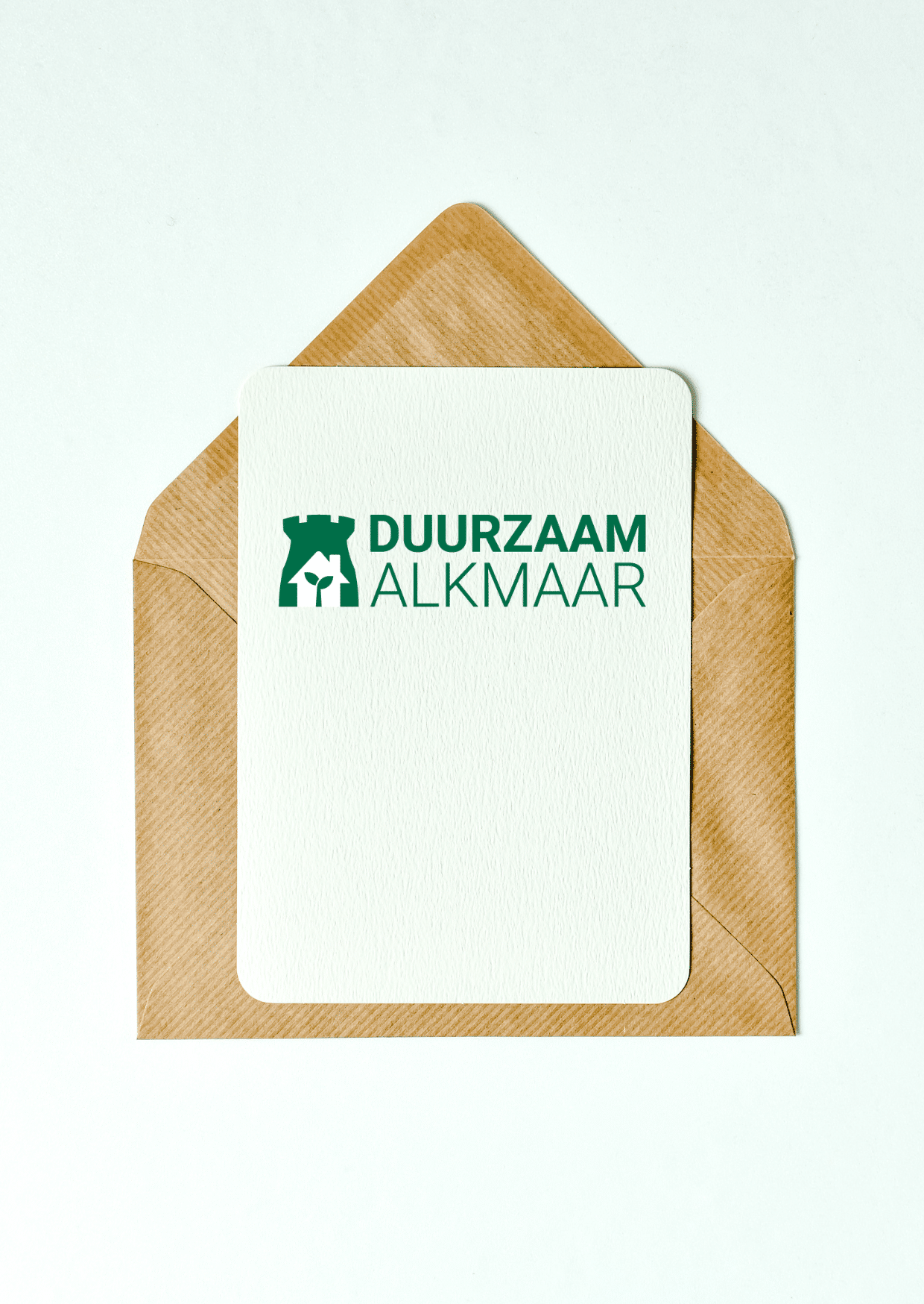 Envelop met kaart met daarop het logo van Duurzaam Alkmaar