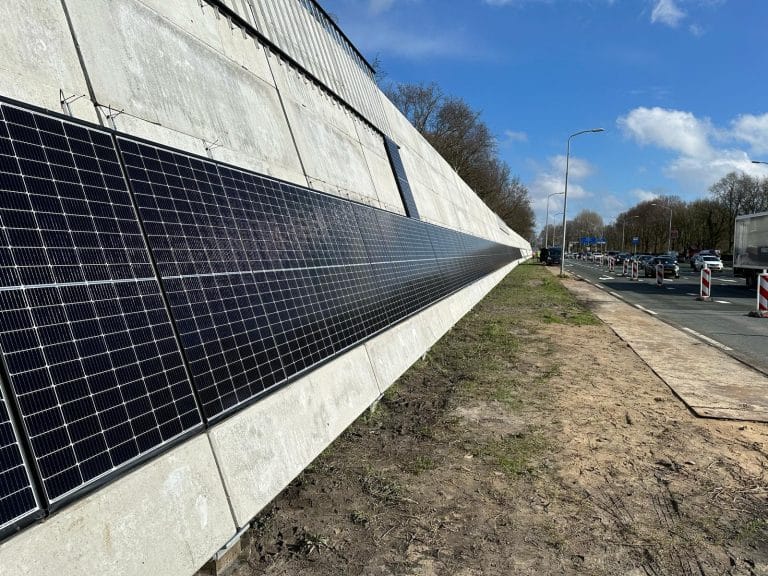 Een rij zonnepanelen is geplaatst op het energieleverend geluidsscherm aan de N245